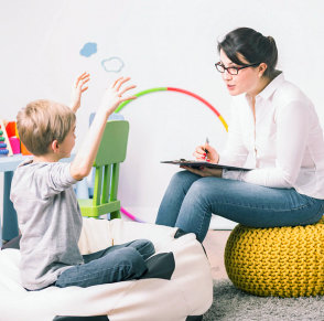 therapist interviewing a little boy